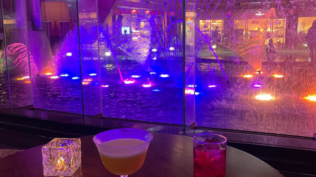 噴水ショーを見ながら
至福の一杯を / 3