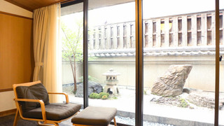 和室 (小さな庭付き)