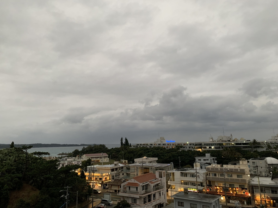 ムーンビーチと繁華街が近いです