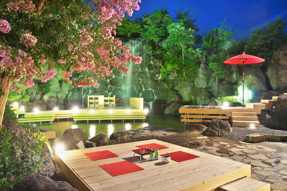 約2000坪の庭園と約25ｍの大滝に圧倒される3450653