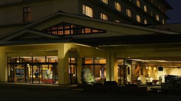 施設の正面 (日没後) / 2