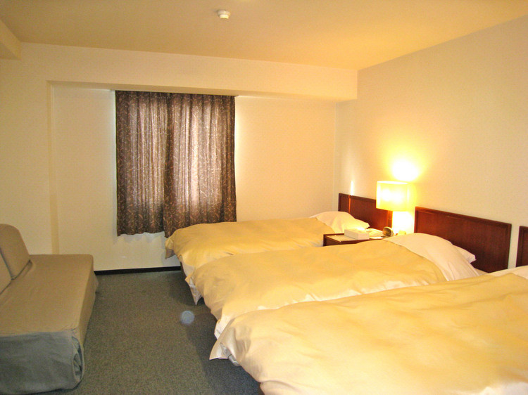 家族で泊まれるトリプルルームあり。朝は「海鮮漬け丼」を！4064955