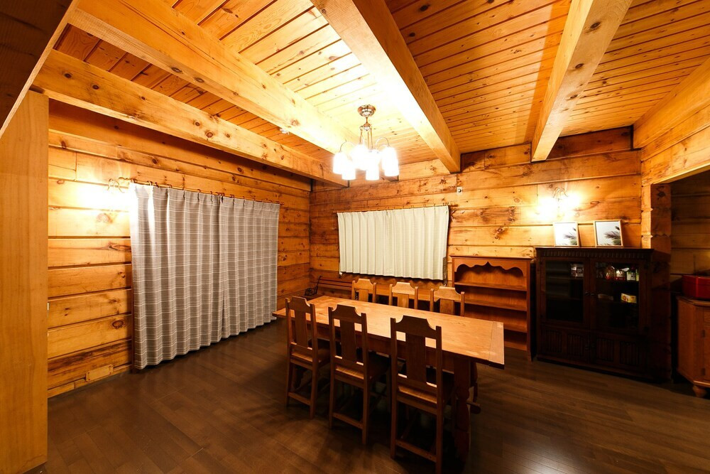 客室内のダイニングエリア