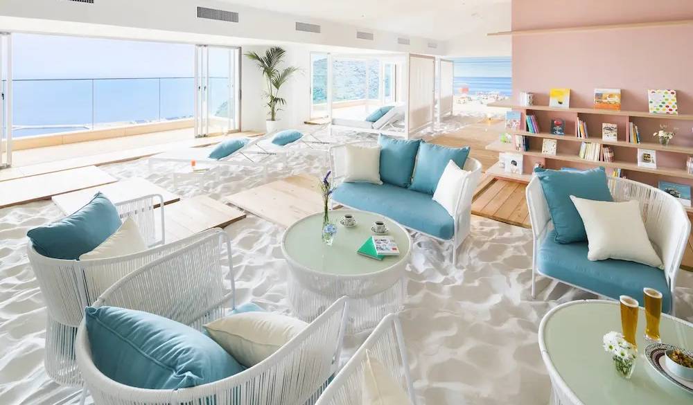 ホテル最上階の「ソラノビーチ Books&Cafe」。ビーチがそのまま来たような、唯一無二の非日常空間です。季節ごとにイベントにも注目♪