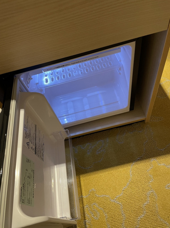 コーヒーメーカー下に冷蔵庫が収納されている（冷凍庫無し）