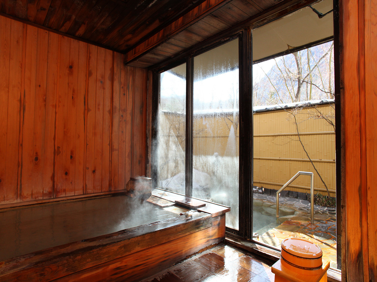 広々貸切風呂の後は、宿名物の絶品「白船鍋」を堪能3380119