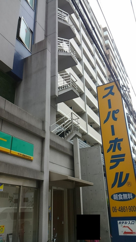 江坂駅から徒歩３分ほどと近いです。