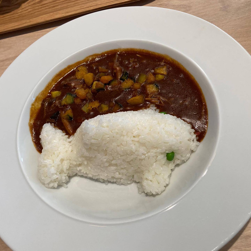 レストランはフードコートやバイキングの他、日本で唯一シャチを見ながら食事ができる「オーシャン」も。シャチ型のライスがキュート♪ / 4