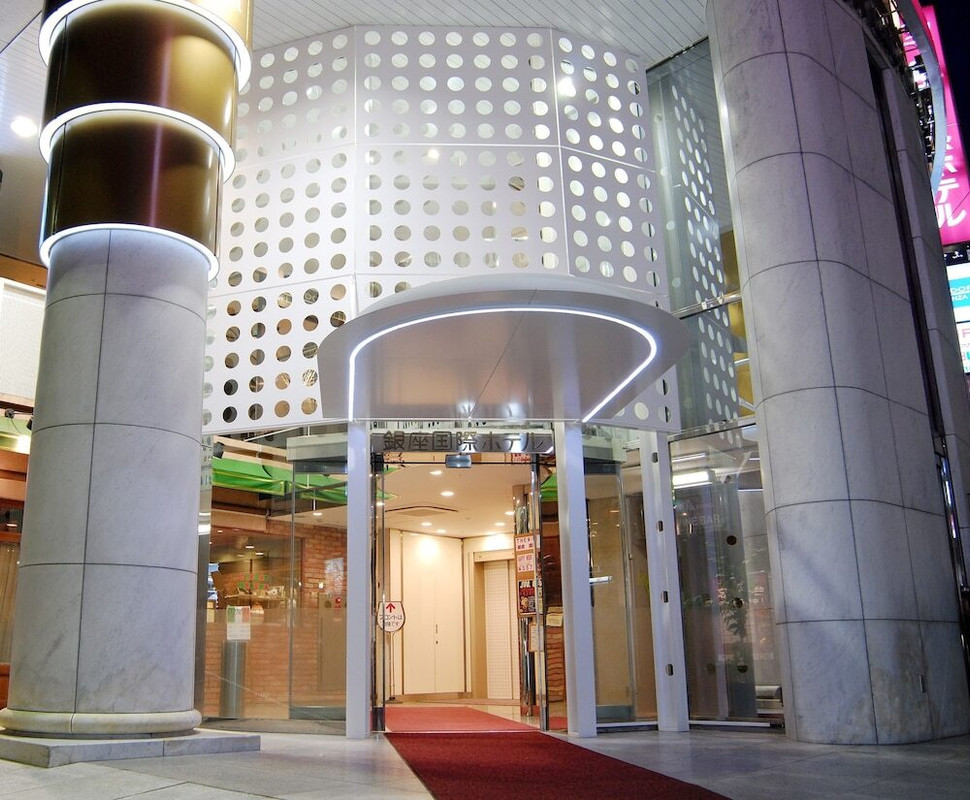 施設の正面 (日没後)