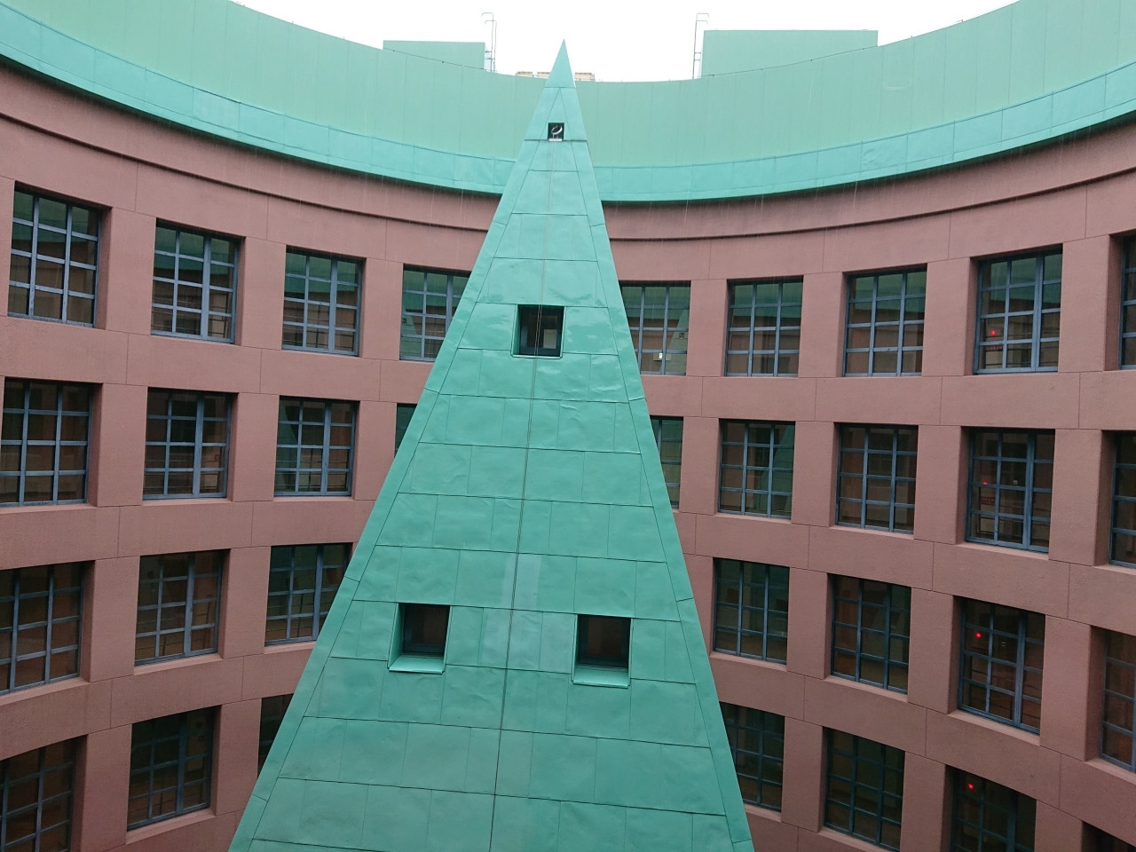 高さ約8mもある書架が圧巻！3508071