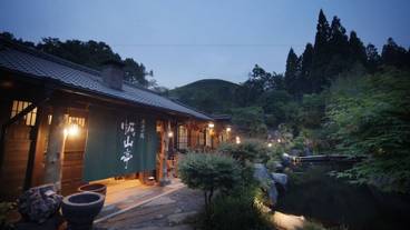 施設の正面 (日没後) / 1