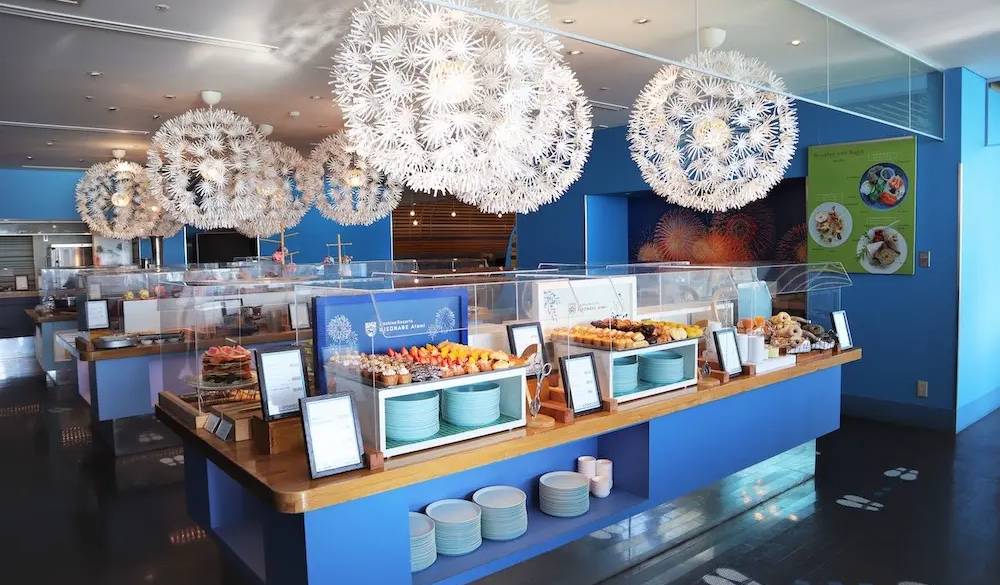 「スタジオビュッフェ もぐもぐ」は、旬の食材や海の幸などの料理をバランスよく取り揃えたビュッフェレストランです。夕食、朝食ともに楽しめます。