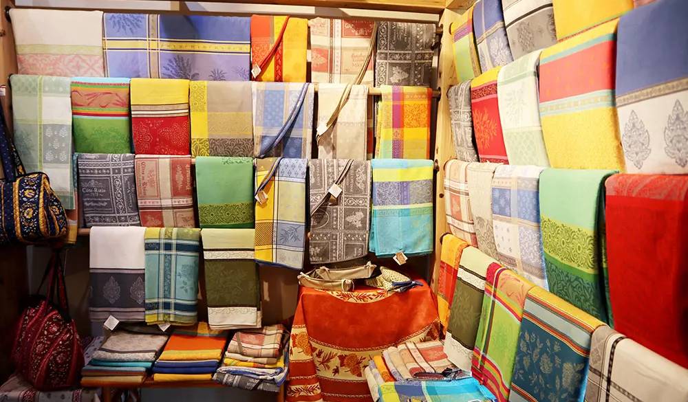 フランス人オーナーのセレクトで、フランスのプロヴァンスから直輸入したこだわり商品が並びます。テーブルクロスなど自分のお気に入りが見つかるかも。