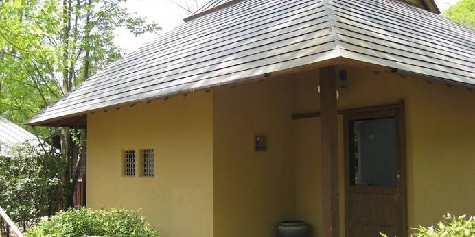 B・B・C長湯 長期滞在施設と林の中の小さな図書館（大分県 アパートメント） / 1