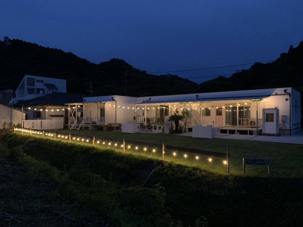 施設の正面 (日没後)