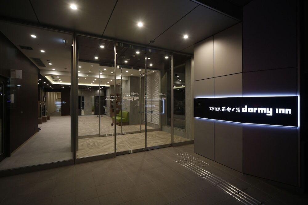 施設の正面 (日没後)