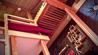 [紅赤の間/BeniAka-Ma:201号室] スタジオデザイン: シングルロフトベッド/布団 専用バスルーム (シャワーブース/シャワートイレ) 禁煙