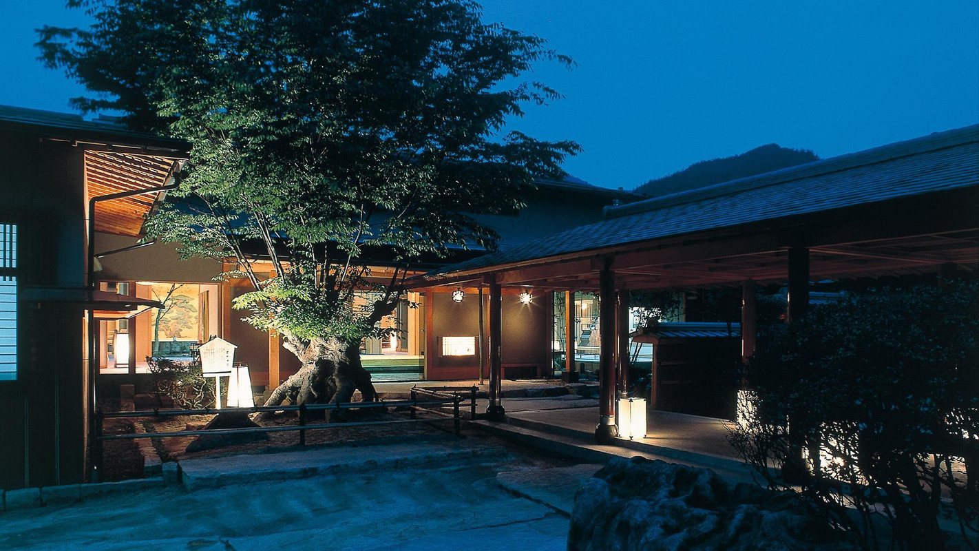 玄関前の石抱き欅