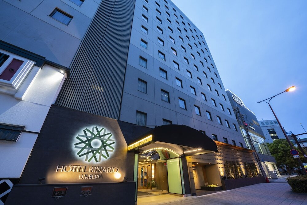 施設の正面 (日没後)