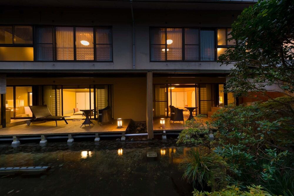 夜の外観①