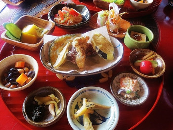 「ナイヤビンギ」料理 501679 十品菜食小鉢