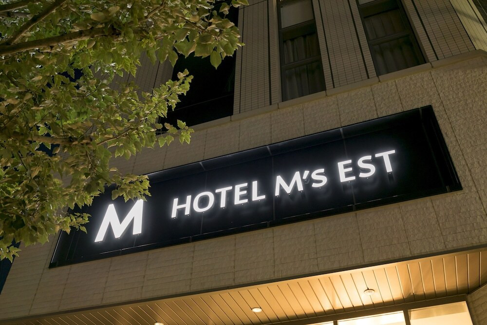 施設の正面 (日没後)