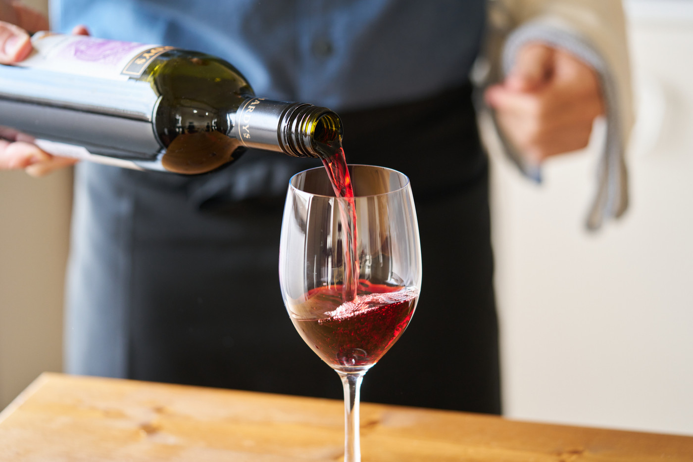 グラスにワインを注ぐ