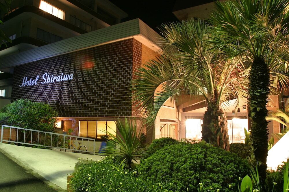 施設の正面 (日没後)