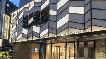 施設の正面 (日没後) / 1