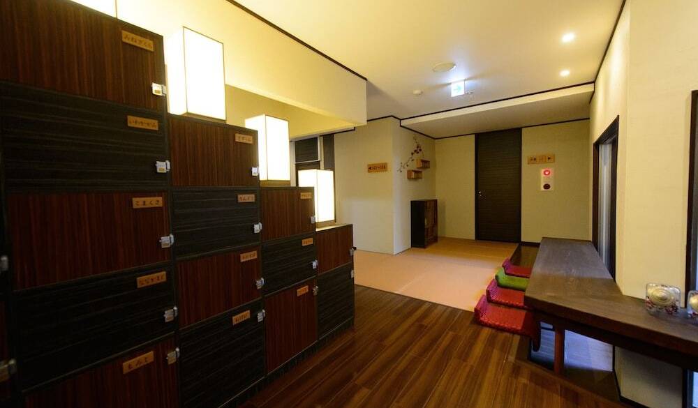 湯畑は目の前
拠点の宿へチェックイン / 2