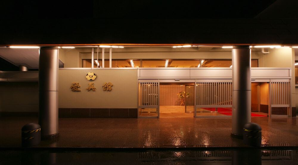 施設の正面 (日没後)