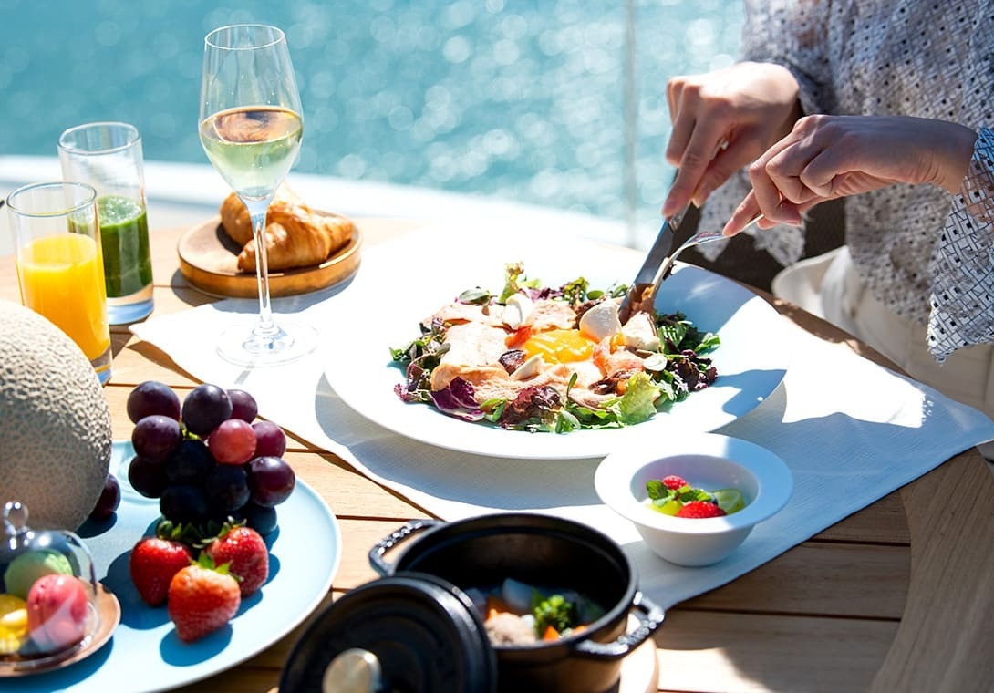 バルコニーでの朝食イメージ