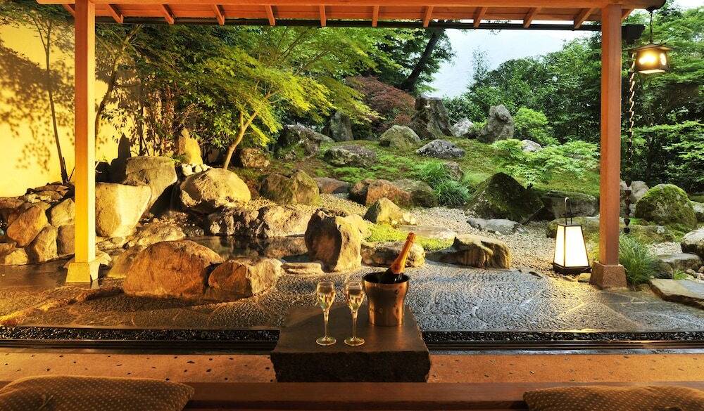 気品ある旅へ誘う
離れや風呂付き客室 / 2