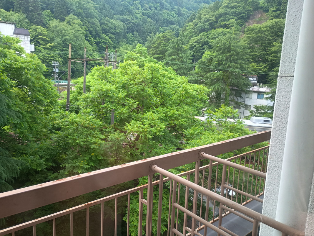 地鉄電車がわずかに見える