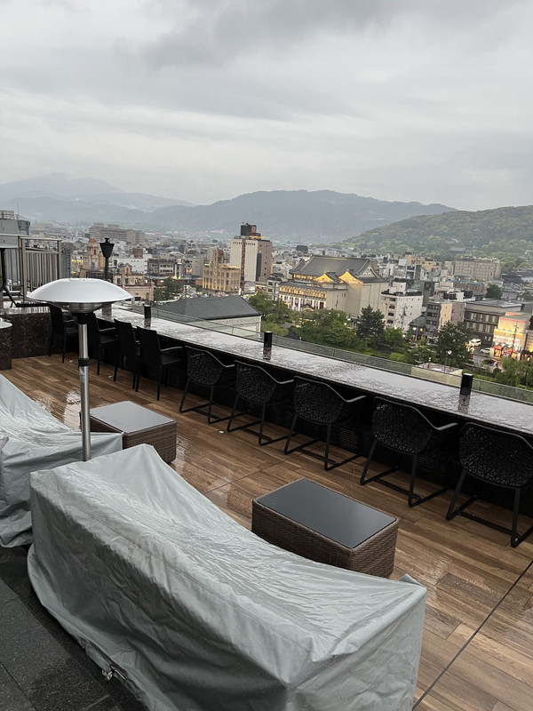 空庭テラスは雨の日は利用不可、ウエルカムドリンクは缶での提供