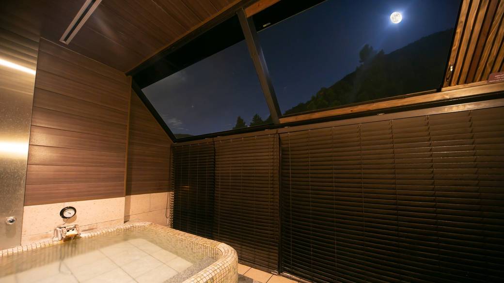 3ヶ所ある貸切風呂で
温泉を堪能 / 3