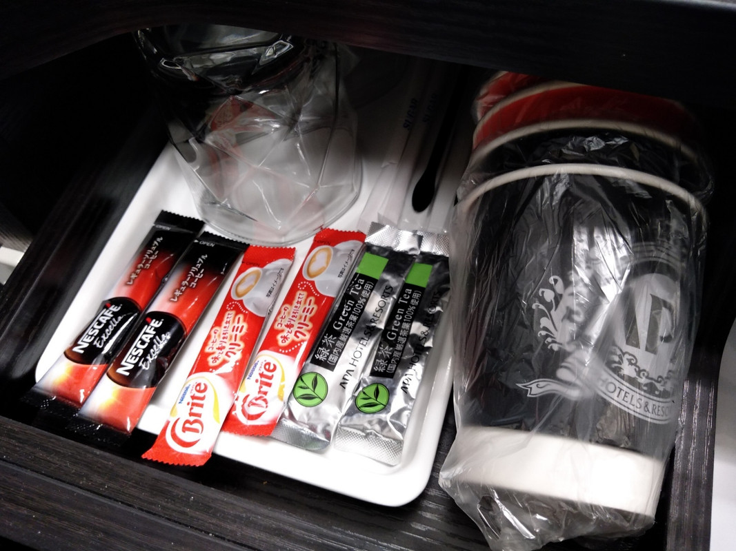 インスタントコーヒーやお茶は部屋に用意されている