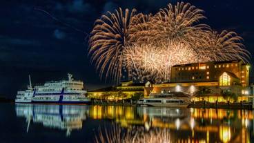 Hotel exterior | Fireworks / 14