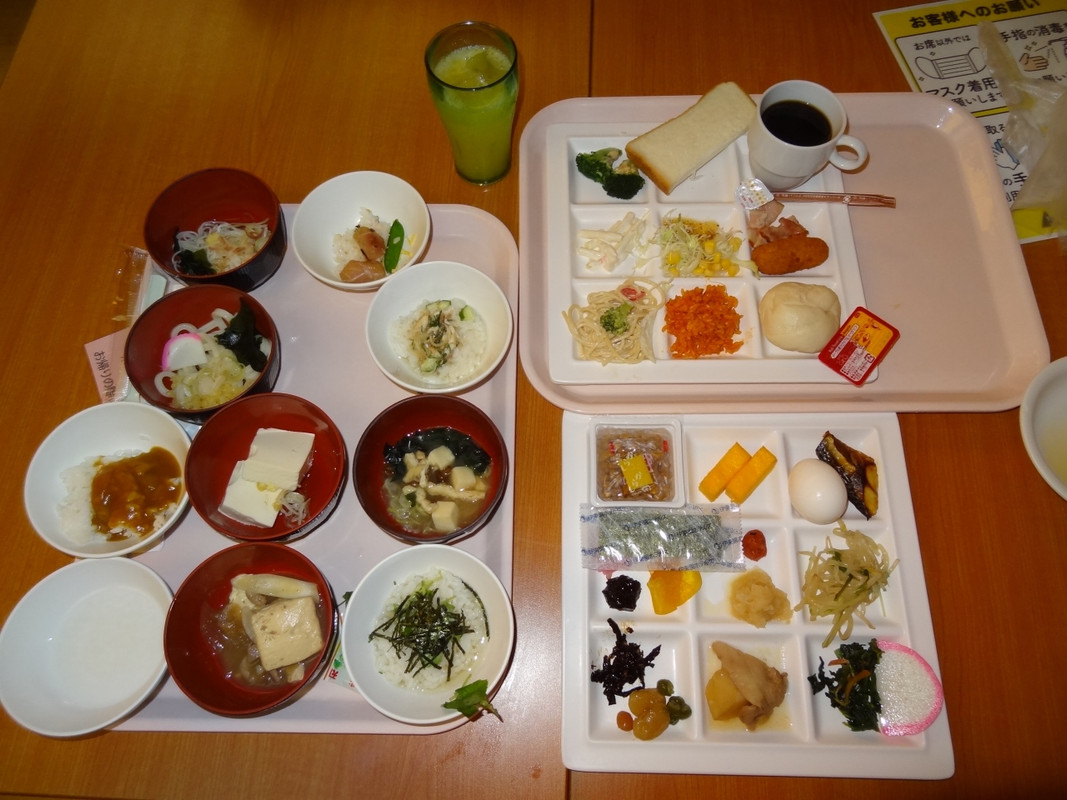 朝食の一例。バイキングなのでたくさん食べましょう。