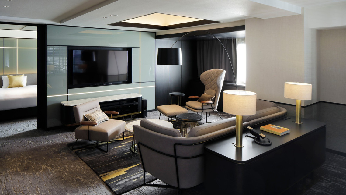 CROSS SUITE