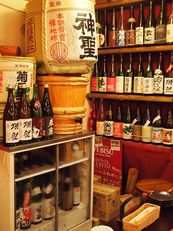 「梅田日本酒バルEVISU」内観 1236401 全国から取り寄せた地酒は常時３０種類以上！