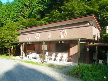 8.川沿いの緑豊かなキャンプ場「女神の湯 アイリスパーク」3448299