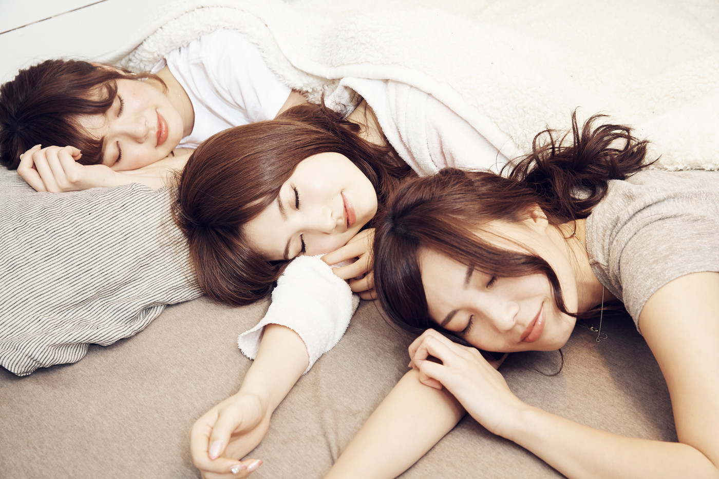 ベッドで話す女性