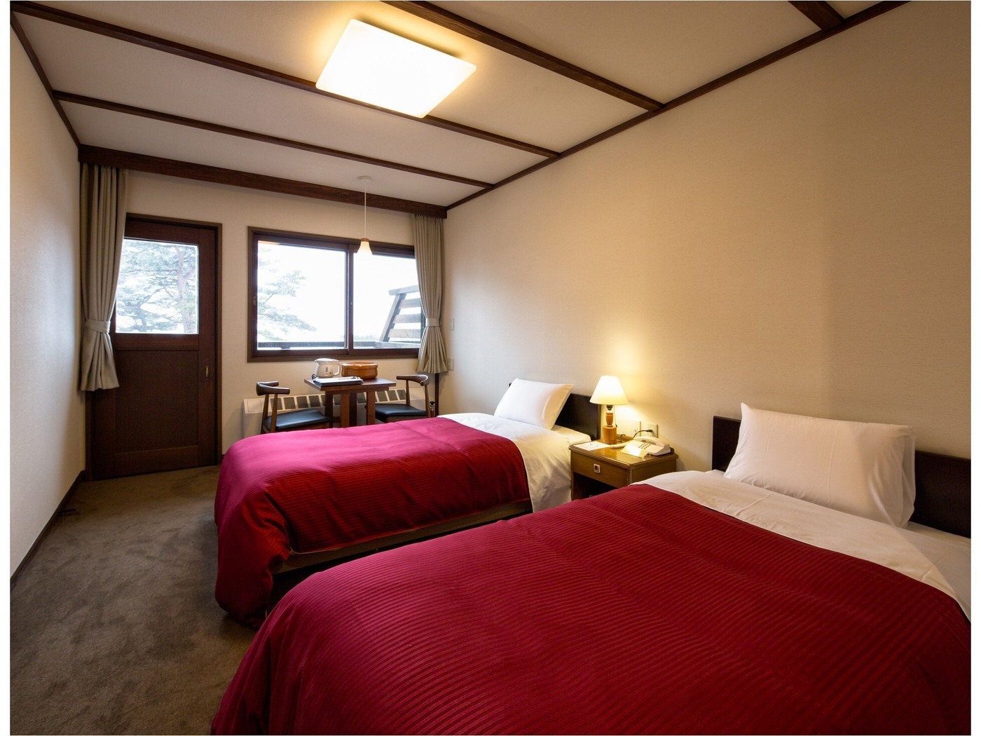 自然学校としての伝統を持つ、大きな露天風呂のある宿3489360