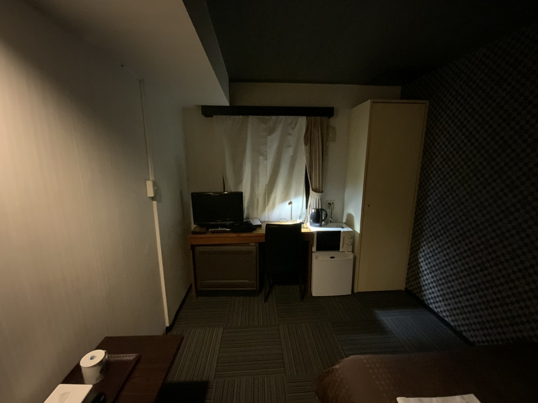 部屋の様子。照明が少なく、作業には全く向いていません…