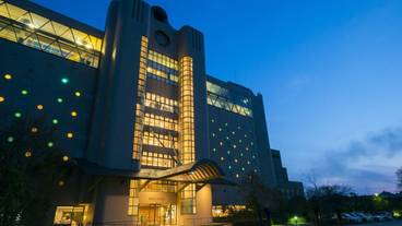 施設の正面 (日没後) / 2