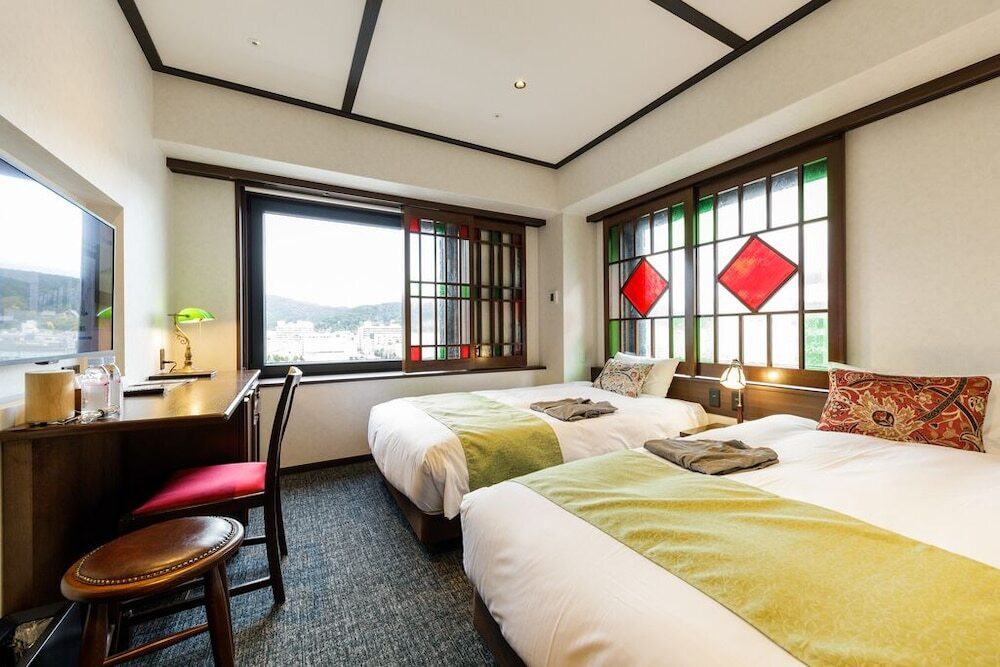 ステンドグラスの光が幻想的な客室3626809