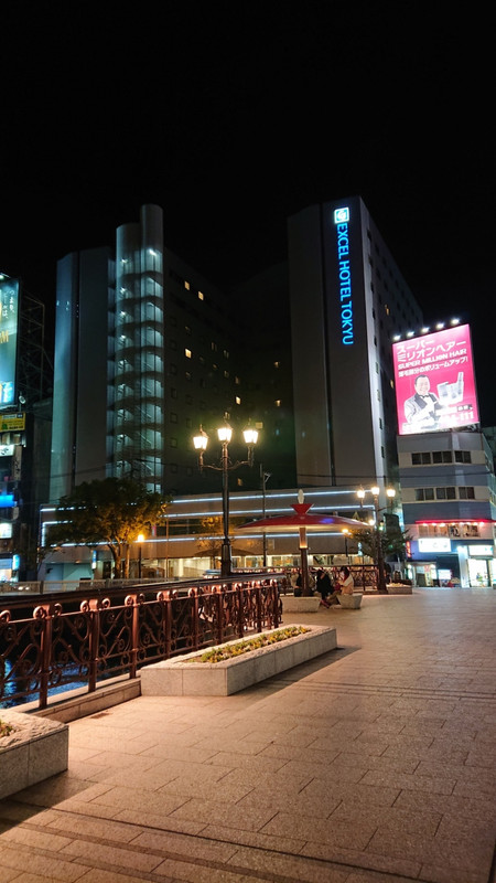 福博であい橋のたもとにある