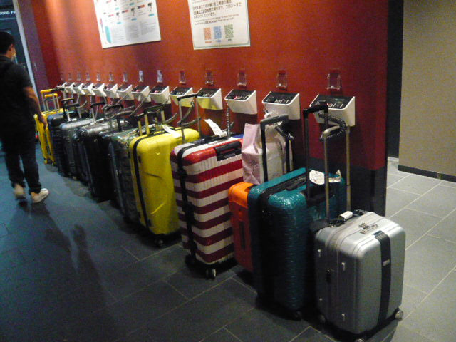 宿泊客のスーツケースが、整然と並べられています。普通通りです