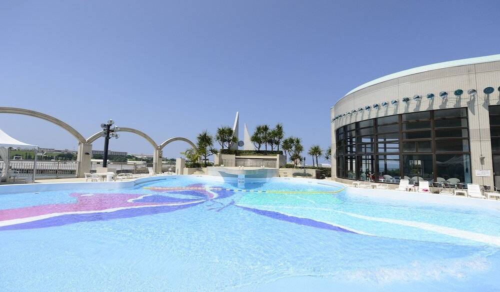 夏季営業の屋外プール / 2